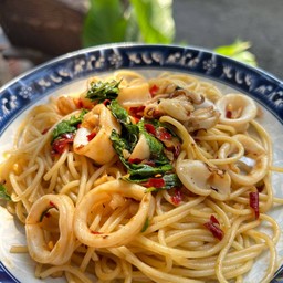 สปาเก็ตตี้กะเพราหมึกพริกแห้ง