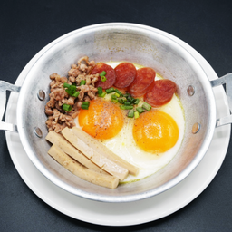 ไข่กระทะ (Pan-fried egg with toppings)