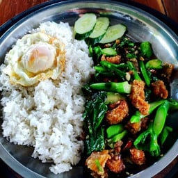 ข้าวคะน้าหมูกรอบ