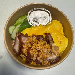 ข้าวไข่ข้นหมูสามชั้นทอดกระเทียม