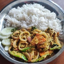 ข้าวผัดกระหรี่ทะเล