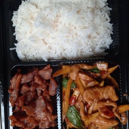 ข้าวหม่อไม้ผัดไก่+หมูทอด