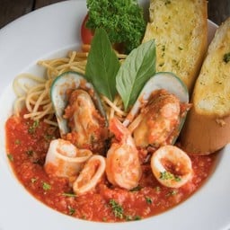 สปาเก็ตตี้ซีฟู้ดซอสมะเขือเทศ