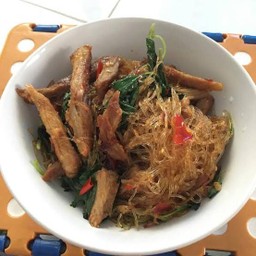 วุ้นเส้นยำหมูย่าง