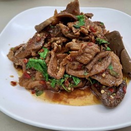 กะเพราเครื่องในเป็ด กับข้าว