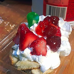 ปังปิ้งสตอเบอรี่วิปครีม