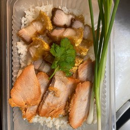 ข้าวหมูแดง+หมูกรอบ