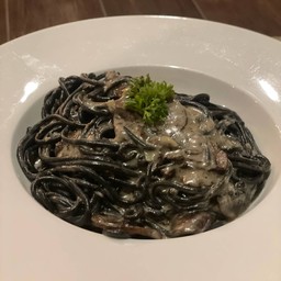 สปาเก็ตตี้เส้นดำไวท์ซอสทรัฟเฟิล Black spaghetti with white truffle sauce