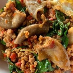 กะเพราหมูสับ+ไส้อ่อน