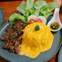 ข้าวไข่ข้นกะเพราเนื้อโคขุน