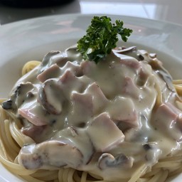 สปาเก็ตตี้ไวท์ซอสแฮมเห็ด Spaghetti white sause ham mashroom