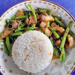 ข้าวผักบุ้งหมูกรอบ