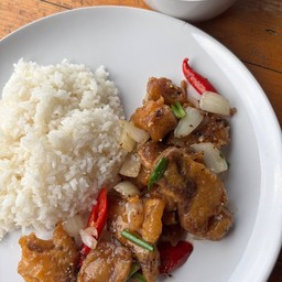 ผัดพริกไทดำหมูทอดราดข้าว