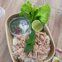 ข้าวหน้าทูน่ายำ