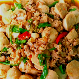 เป็นกับข้าวกระเพราลูกชิ้นเนื้อหมูสับ