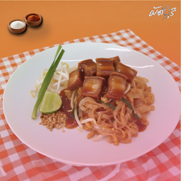 ผัดไทยหมูกรอบซอสมะขาม