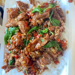 ข้าวกะเพราเนื้อชิ้น