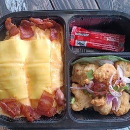 ข้าวไข่ข้นเบค่อนชีส+ยำแซ่บไก่คาราเกะ