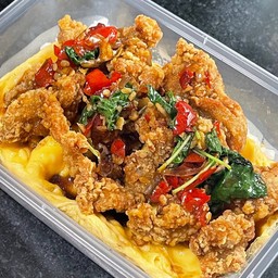 ข้าวกะเพราไก่กรอบ ไข่ข้น