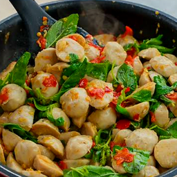 เป็นกับข้าว กระเพราลูกชิ้นเนื้อ