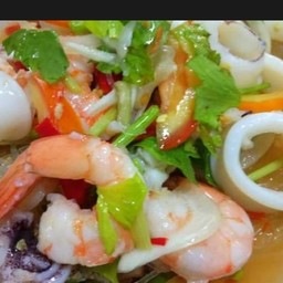 ยำกุ้งปลาหมึก