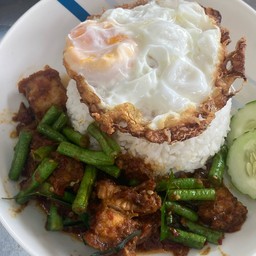 ข้าวผัดเครื่องแกงหมูกรอบ