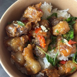 ข้าวกระเพราหมูสามชั้นทอดรสมือแม่