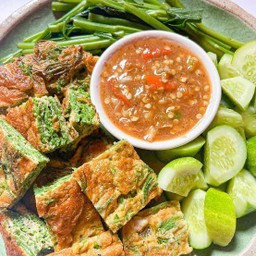 ไข่เจียวชะอม+ผักสด+น้ำพริกกะปิ