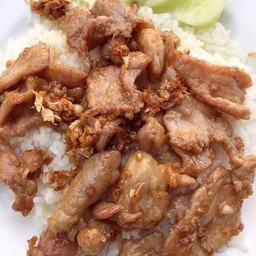 อิ่มจังกระเทียมหมูชิ้นราดข้าว