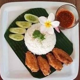 ข้าวปีกไก่ทอดน้ำปลา