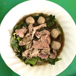 ก๋วยเตี๋ยวเนื้อสด หรือลูกชิ้น+เนื้อสดพิเศษ