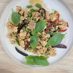 ผัดโหระพาพริกแห้งราดข้าว