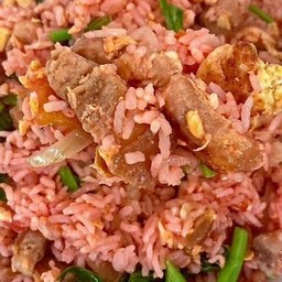 ข้าวผัดรถไฟหมูกรอบ
