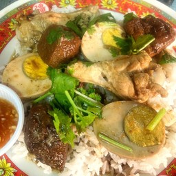 ข้าวไข่พะโล้น่องไก่ตุ๋น (น้ำจิ้มซีฟู้ด)