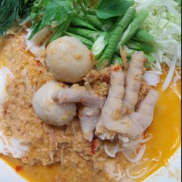 ขนมจีนน้ำยากะทิ ตีนไก่+ลูกชิ้นปลา