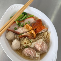 บะหมี่เกี๊ยว เฉโป (หมูแดง หมูกรอบ เป็ดย่าง)