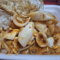 หมึกผัดไข่เค็มราดข้าว