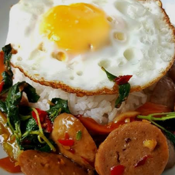 กระเพราลูกชิ้นเนื้อไข่ดาว