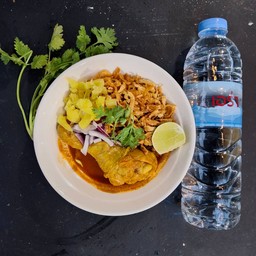 เซตชื่นใจ ข้าวซอยน่องไก่ + น้ำเปล่า