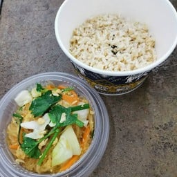 วุ้นเส้นผัดไข่ เสิร์ฟพร้อมข้าว