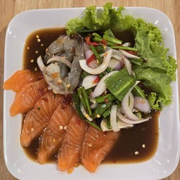 ยำแซลมอนกุ้งสด