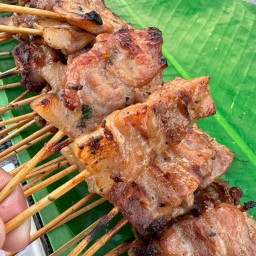 หมูปิ้ง กะ ข้าวเหนียว ตลาดดอนหวาย