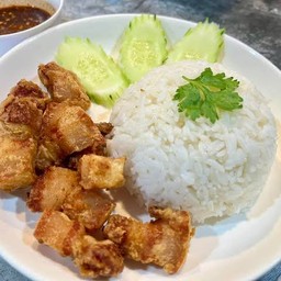 ข้าวหมูสามชั้นทอดน้ำปลา