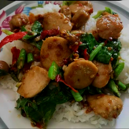 ราดข้าวคะน้าลูกชิ้นเนื้อ