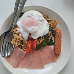 มาม่าหอยลายแห้งแฮมไข่ไส้กรอก