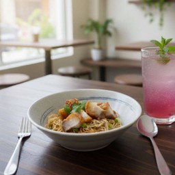 เส้นคลุก หมูกรอบ