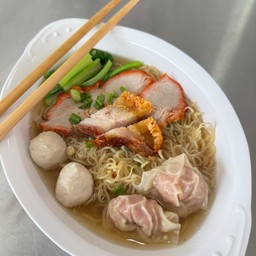 บะหมี่เกี๊ยว หมูแดงหมูกรอบ