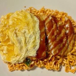 บะหมี่แห้ง เห็ดทรัฟเฟิลซอสครีมปู + ไก่กรอบ