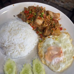 ข้าวราดผัดพริกเกลือ