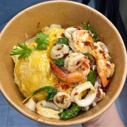 ข้าวไข่ข้นหน้ากะเพรา